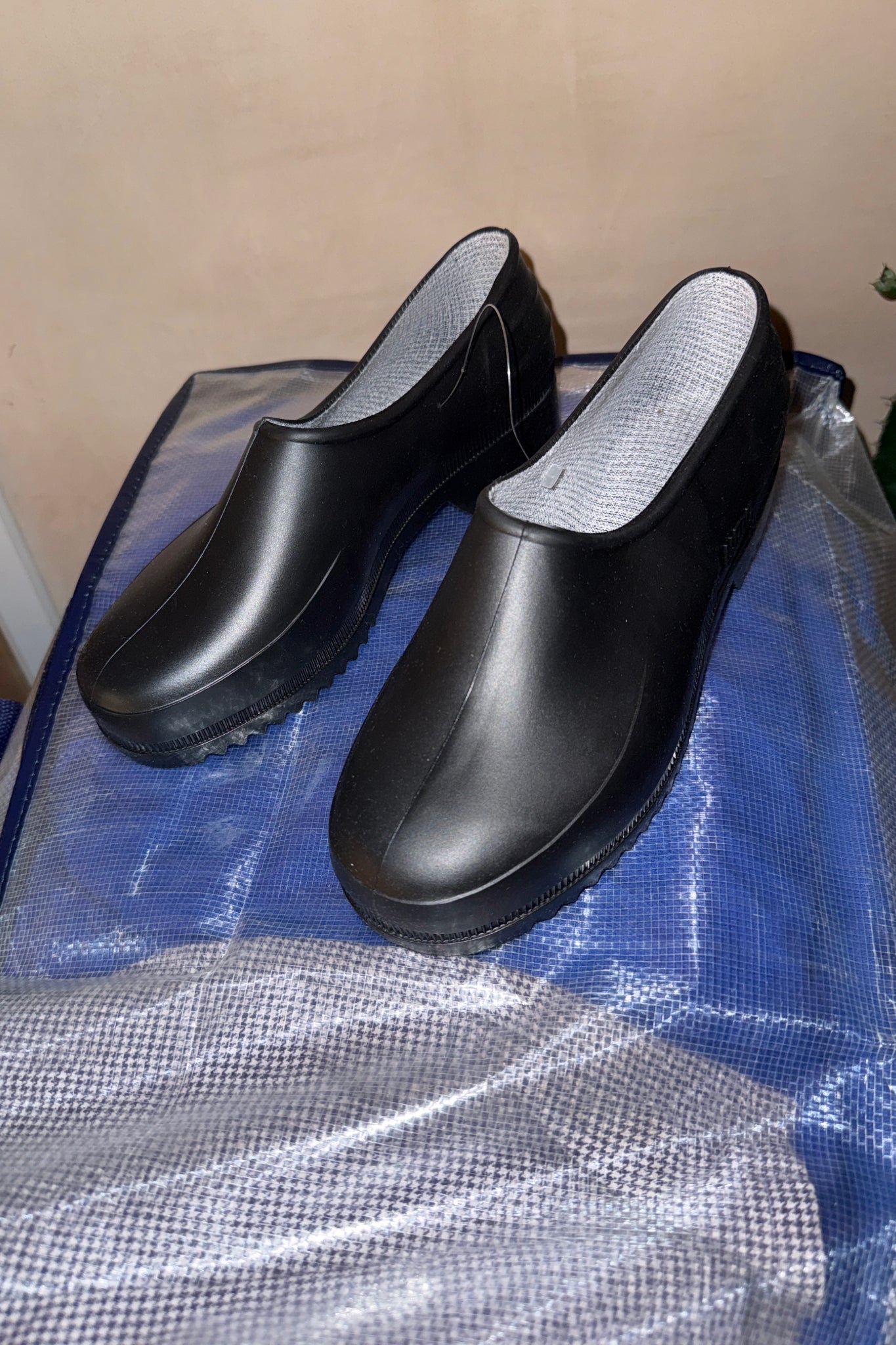 PRE ORDER Noir Gardenia Clogs