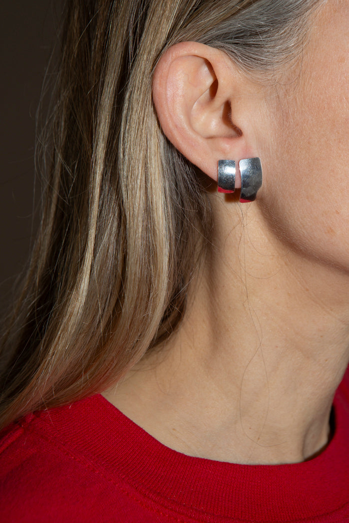 Small Curved Stud